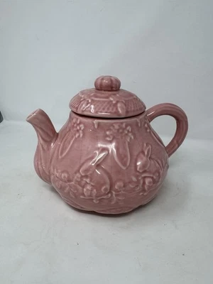 Tetera Pink Bunny Rabbits Hecha en Portugal Terri Beavers Briar Parche Muy Buen Estado Usada en Excelente Condición Foto 1 de 4