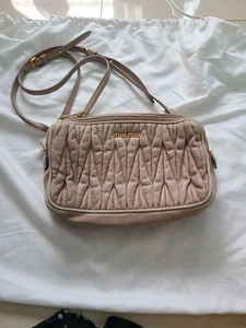 Bolso de Hombro Miu Miu Beige Acolchado con Correa Ajustable Usado - Imagen 1 de 5