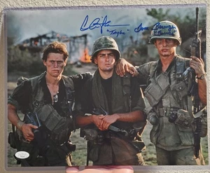 Foto firmada por Charlie Sheen Tom Berenger autógrafo automático pelotón 11x14 certificado de autenticidad JSA - Imagen 1 de 4