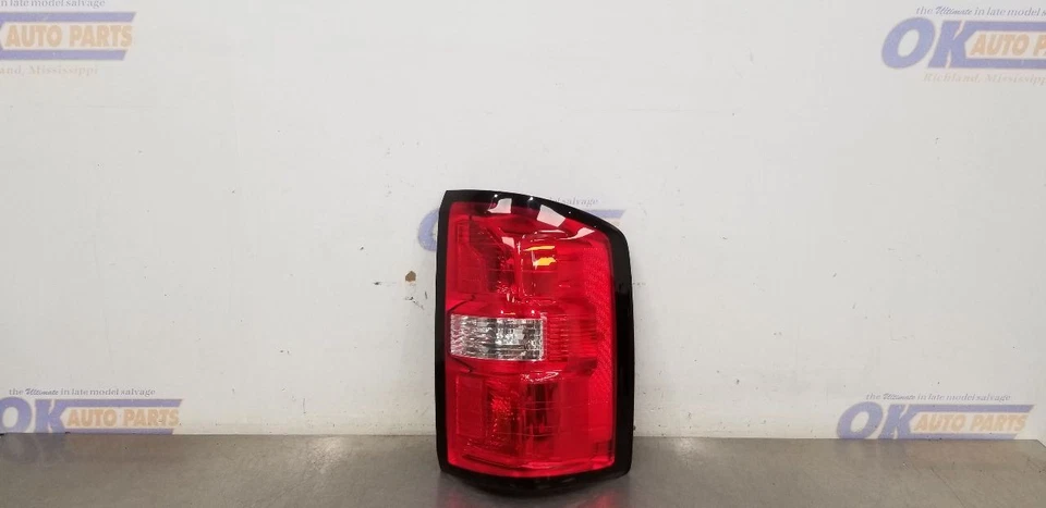 19 GMC SIERRA 2500 LUZ TRASERA LUZ TRASERA PASAJERO DERECHO Foto 1 de 4