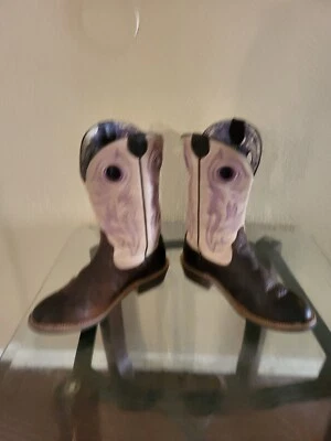 Botas de vaquero Ariat para mujer de cuero marrón/púrpura/beige, talla 7,5. Foto 1 de 4
