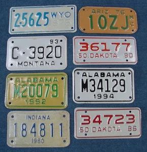 KONVOLUT 8 NOS MOTORRAD NUMMERNSCHILDER 1975 - 94 ARIZONA WYOMING ALABAMA DAKOTA - Bild 1 von 10