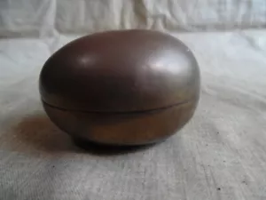 Scatola portabevande vintage in ottone a forma di uovo - Foto 1 di 5