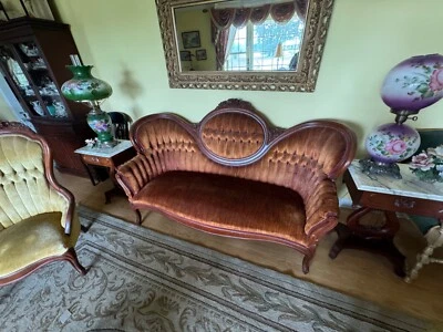 Sofá vitoriano e 4 cadeiras com mesas de mármore e mogno. - Imagem 1 de 4