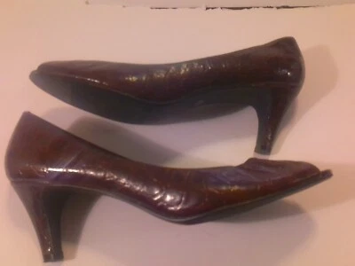 Zapatos de salón East 5th Peep Toe con tacón sin cordones para mujer talla 9,5 M estampado de cocodrilo borgoña Foto 1 de 4