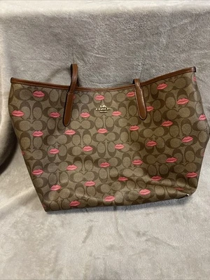 City C3247 In Signature with Lips Print Tote Bag - Khaki/Pink - Image 1 of 4