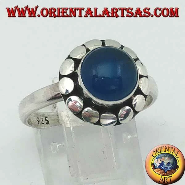Anello in argento 925 ‰ con agata blu tonda a cabochon contornata da borchie - Immagine 1 di 1