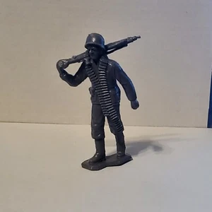 1963 Louis Marx Segunda Guerra Mundial Segunda Guerra Mundial Gris Soldado Alemán 60MM Figura Figura Estatuilla - Imagen 1 de 2