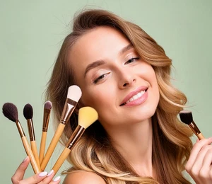 SCHULUNG WIMPERN STYLISTIN  UND VISAGISTIN  5 ZERTIFIKATE HYGIENE SCHULUNG - Picture 1 of 2