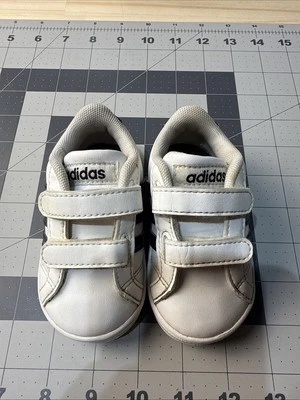 Adidas Talla 4k Niño Pequeño.  Blanco con 3 rayas negras Foto 1 de 4