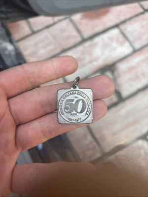 Portachiavi  Medaglia Ciondolo   arg. .800   COCA COLA  1977 Argento 50 Anni - Immagine 1 di 4