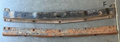 1955 年、1956 年、1957 年吉姆西卡车罩闩锁板带中心胡子格栅支架 — 第 1/2 张图片