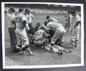 1940 Boston Red Sox TED WILLIAMS 7x9" News Service Type 1 Photo Knocked Out RMY - Picture 1 of 4