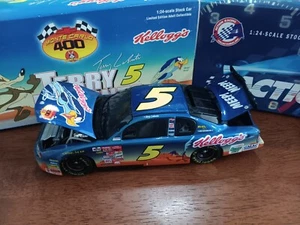 #5 TERRY LABONTE KELLOGG'S "LOONEY TUNES BANK" 2001 NASCAR Action 1:24 Diecast - Picture 1 of 6