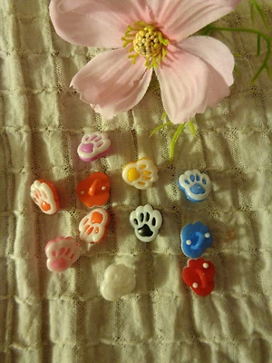 20 bunte Harzknöpfe "Pfoten" - Bild 1 von 2