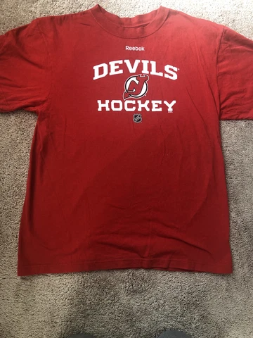 New Jersey Devils Hockey Tshirt Reebok brand Men’s Size L Short Sleeves Cover