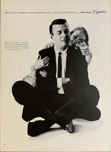 Robt 1958 vintage Anuncio impreso de cigarro Burns mujer iluminado hombre - Imagen 1 de 1