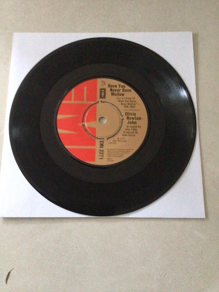 OLIVIA NEWTON-JOHN ‘Have You Never Been Mellow/Water Under The Bridge’ EMI 45 Foto 1 de 1