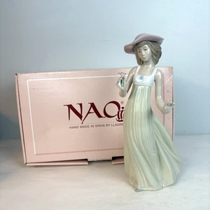 Vintage Nao Lladro Figur Dame Hut Blume in der Hand 1158 sanfte Brise mit orig Karton - Bild 1 von 11