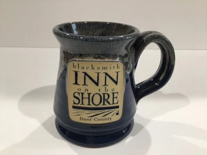 Deneen Keramik Becher Door County Wisconsin Blacksmith Inn on the Shore blau NEU - Bild 1 von 6