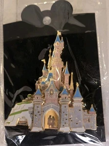 Disney WDW 2003 Darsteller Paris 3D Schloss Jumbo Pin 25754 - Bild 1 von 4