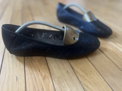 Zapatos planos de ballet BareTraps Mariah de cuero sintético para mujer talla 10 M de EE. UU. negros Foto 1 de 4