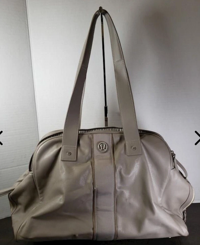  Bolso de hombro Lululemon Two Times A Yogi gris de lona para llevar yoga fin de semana Foto 1 de 4