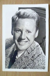Press Photo- VAN JOHNSON with Printed Autographs (MGM Studios USA) - Picture 1 of 2