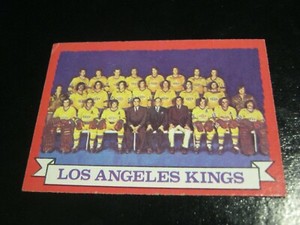 1973 74 OPC O Pee Chee # 98 Los Angeles Kings - Team Picture - Dark Back     ZH3