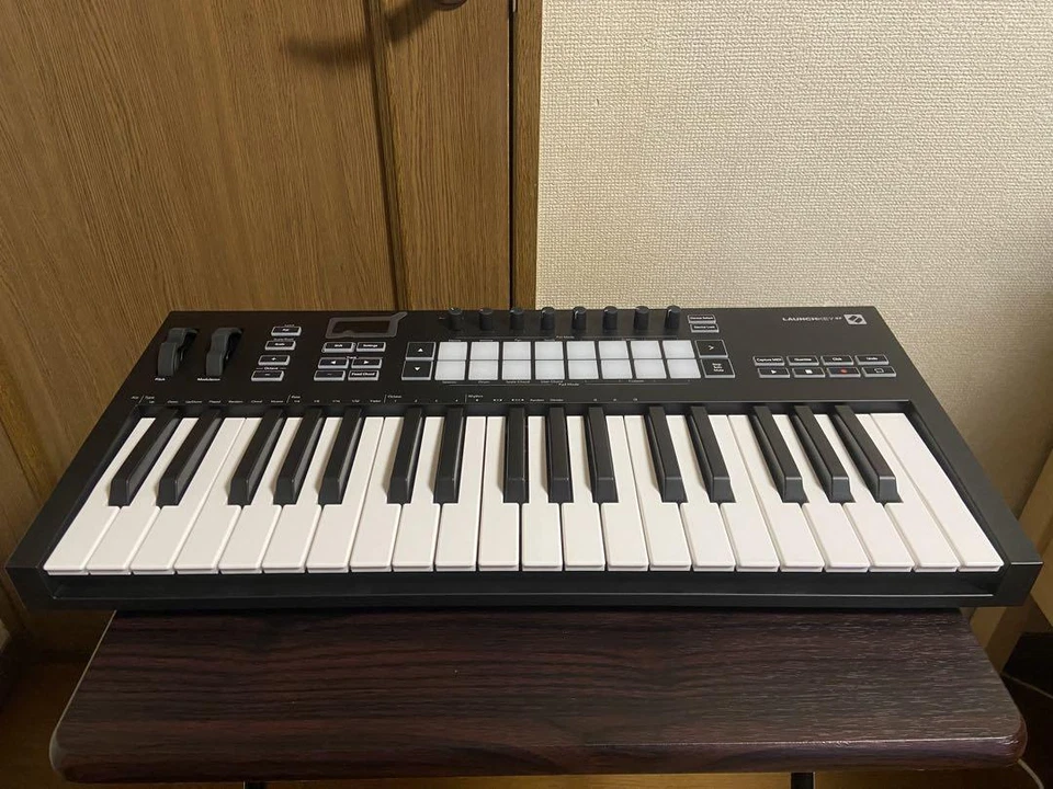 Novation Launchkey 37 MK3 MIDI Keyboard Controller 37 Tasten Full Size Ableto... - Bild 1 von 1