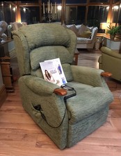 CELEBRITY CHAIR WESTBURY RISER RECLINER IN GREEN