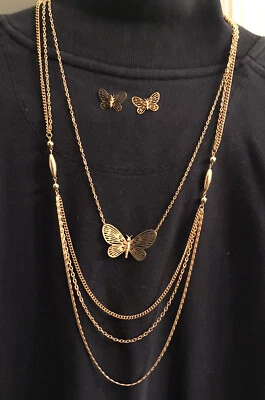 "Llamativa cadena cuádruple tono dorado con colgante de mariposa de 2"" y pendientes a juego" Foto 1 de 4