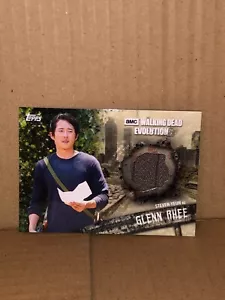 Walking Dead Evolution Topps, 2017 Steven Yeun as Glenn /50 Wardrobe Relic Card - Picture 1 of 2