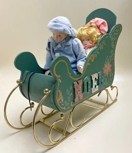 Porcelana Niños con Trineo por Navidad Alrededor del Mundo Vintage House of Lloyd - Imagen 1 de 5