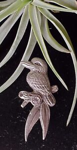 Biała metalowa australijska broszka dla ptaków Kookaburra z musującym strasem