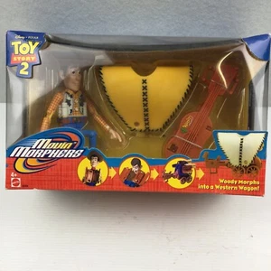 Disney PIXAR Toy Story 2 Movin’ Morphers Woody Morphs Into A Western Wagon NIB - Foto 1 di 8