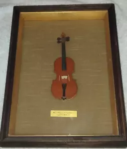 1982 - MINI VIOLINO ORIGINALE STRADIVARI IN QUADRO E VETRO - CERMONA - 35CM - Foto 1 di 4