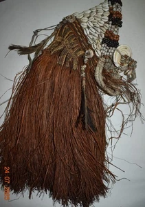 PAPUA NUOVA GUINEA RITUALE COPRICAPO, RAFIA, CONCHIGLIA, PIUME 25", 1900S - Foto 1 di 4