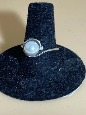 14K Solid White Gold Pearl Small Diamond Ring Size 7.5 - Image 1 of 4
