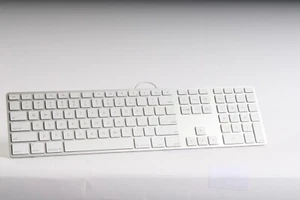Apple A1243 Ultra Thin Wired Keyboard Aluminum with Numeric Keypad - Fair - Bild 1 von 4