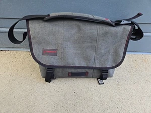 Bolso Mensajero Timbuk2 Stuck In The Middle With You Gris y Negro Laptop Forro Rojo - Imagen 1 de 12