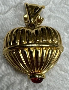 Vintage Fendi Signed Heart-Shaped Ridged Detailing with Red Stone Accent Pendant - Foto 1 di 15