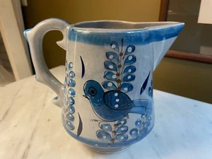 "Jarra/crema de cerámica de gres Studio Art blanca con pájaro azul de 6"" de alto" - Imagen 1 de 6