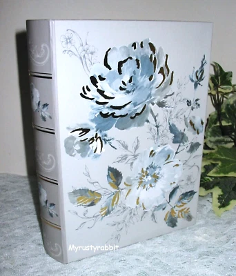 Caja de libros de recuerdo de almacenamiento floral azul y gris Pooch & Sweetheart 8,5" - 89414 Foto 1 de 4