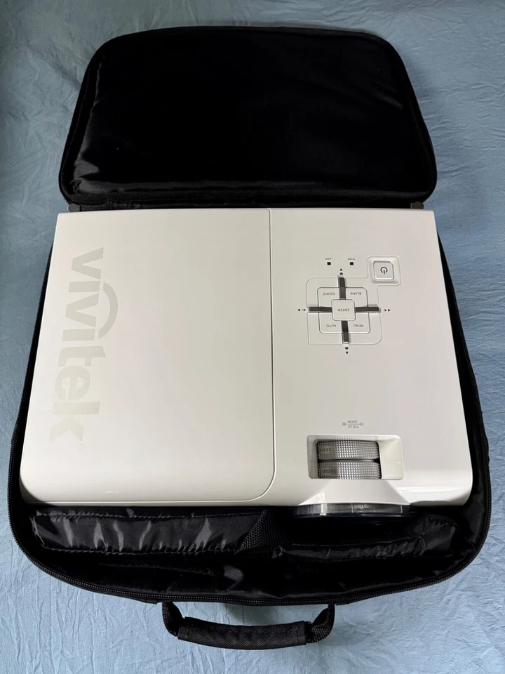 BLACK FRIDAY! VIVITEK D968U-WT - WUXGA DLP PROJECTOR, 4800 LUMENS, WITH CASE - Image 1 of 4