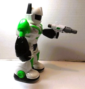 Gehender und drehender Körper um Roboter mit leuchtenden Augen - Bild 1 von 4