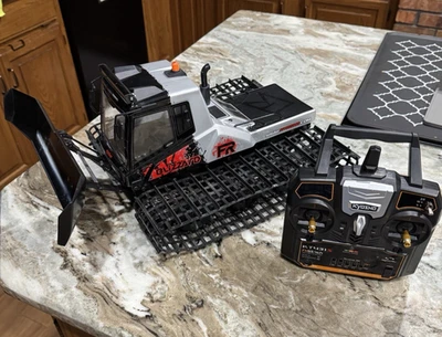 Kyosho Blizzard FR 1/12 All Terrain Snow Cat RTR w/2.4GHz Radio 2.0 ESC & motors - Image 1 of 4