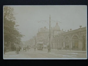 Leicester MIDLAND STATION muestra hombres tranvía de escalada y postes de luz de gas? c1905 RPPC - Imagen 1 de 4