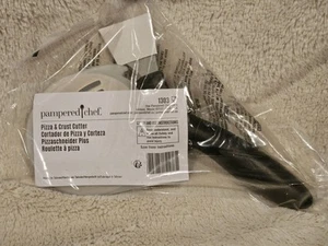 Pampered Chef Pizza & Crust Cutter - Item#1303 - 4" wheel - Dishwasher-safe -NIP - Picture 1 of 3