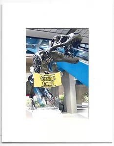 DIGITALER KUNSTDRUCK ~ T REX HÄLT EIN SCHRECKLICHES HANDTUCH, FLUGHAFENTERMINAL ~ PITTSBURGH, PA - Bild 1 von 2